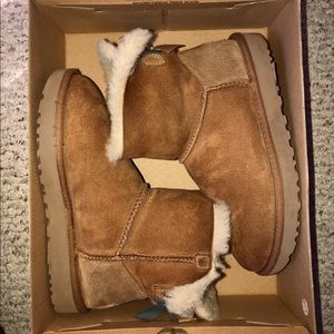 Chestnut Ugg’s w Mini Bailey Bow II w/ Box